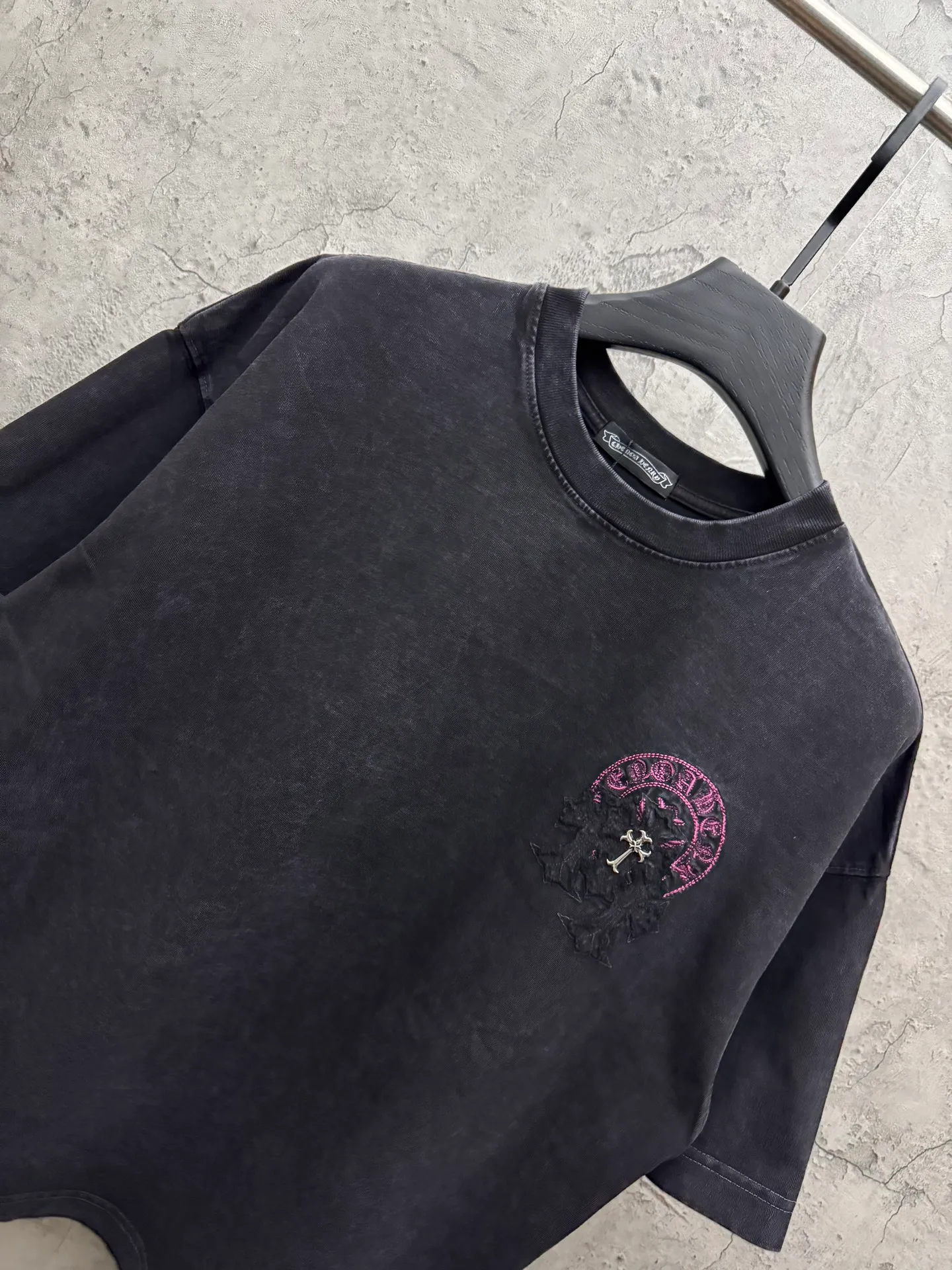 P240 top version, real shot without P, ​​different from market currency) 𝗖𝗵𝗿𝗼𝗺𝗲 𝗛𝗲𝗮𝗿𝘁𝘀/Croxin 2026 spring new original single counter American washed patch embroidered couple short sleeves 👑The highest version! Customized fabric 320 grams, washed and fried. Best-selling model at the counter. Very comfortable to wear. Accessories: Original molded and authenticated collar label➕100% silk wash label. Genuine purchase-grade original hangtag➕matching hanging rope➕3D hanging beads➕original packaging bag. Craftsmanship: The original version has consistent wiring! The highest version of the armhole matching technique! Color: Gray Black Size: S M L XL Style No.: 6616